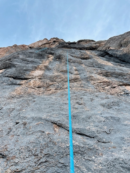 Janluca Kostner, Chimera Verticale, Civetta, Dolomiti - Janluca Kostner durante la prima solitaria di Chimera Verticale, Civetta, Dolomiti il 13-14/09/2022