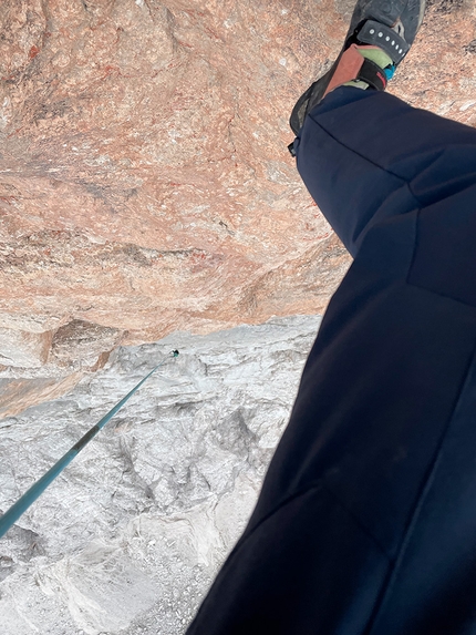 Janluca Kostner, Chimera Verticale, Civetta, Dolomiti - Janluca Kostner durante la prima solitaria di Chimera Verticale, Civetta, Dolomiti il 13-14/09/2022