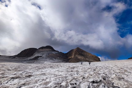 Glaciers in Switzerland - Glaciologists out on the Gries Glacier (Valais). At the beginning of September 2021, the glacier was entirely clear of snow right up to the highest regions.