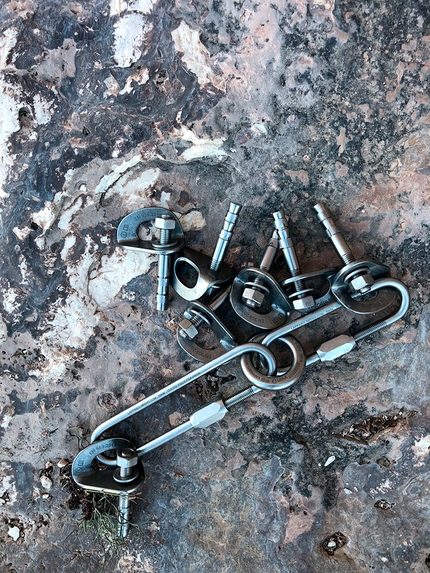 Cala Gonone, Sardegna, Grotta di Millennium - I fix in titanio di Lappas Climbing Bolts utilizzati per richiodare Le lion de Panshir nella Grotta di Millennium a Cala Gonone in Sardegna