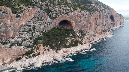 Cala Gonone, Sardegna, Grotta di Millennium - La Grotta di Millennium a Cala Gonone, uno dei paradisi dell’arrampicata sarda.