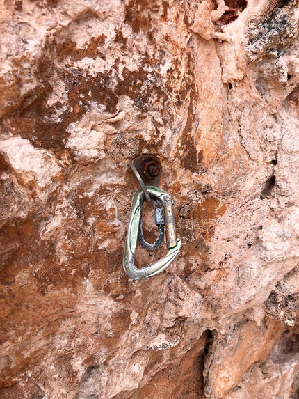 Cala Gonone, Sardegna, Grotta di Millennium - Un vecchio spit su Le lion de Panshir nella Grotta di Millennium a Cala Gonone in Sardegna