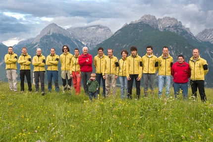 Rondi del Comelico - Il gruppo alpinistico Rondi del Comelico. Da sinistra a destra: Diego Diego Zandonella, Leonardo Gasperina, Gildo Zanderigo, Ezio De Lorenzo, Rolando De Zolt, Mirco Dell'Osta, Costantino Dell'Osta, Gino De Zolt, Daniele De Candido,  Anna De Candido, Mattia Bergagnin, Christian Casanova, Giovanni Mario, Filippo Ribul, Ivan Doriguzzi