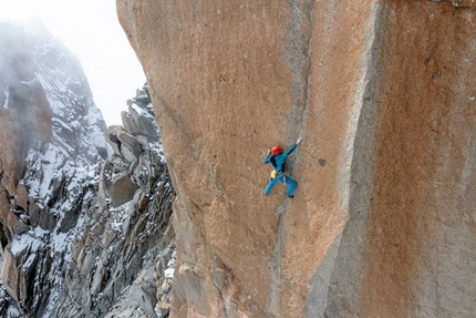 Nasim Eshqi - Nasim Eshqi attempting Digital Crack on Arête des Cosmique, Mont Blanc