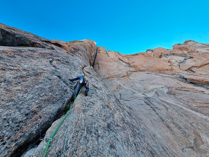 Tasio Martin e Marc Toralles aprono Txoria Txori sull’inviolata Punta Guillem Aparicio nella Shafat Valley, Zanskar, India