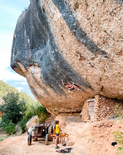 Alexander Megos, Margalef, Spain - Alex Megos sull'8c di Tom Bolger Off the Tractor a Margalef in Spagna