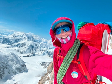 Fay Manners, Michelle Dvorak, Denali, Cresta Cassin - Fay Manners climbing the Cassin Ridge on Denali in Alaska