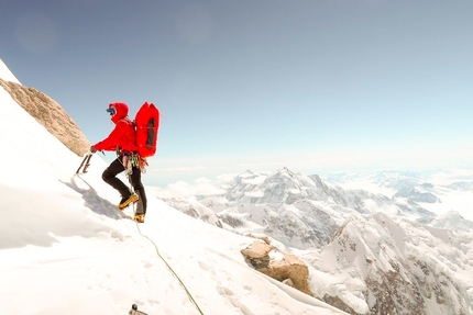 Fay Manners, Michelle Dvorak, Denali, Cresta Cassin - Fay Manners climbing the Cassin Ridge on Denali in Alaska