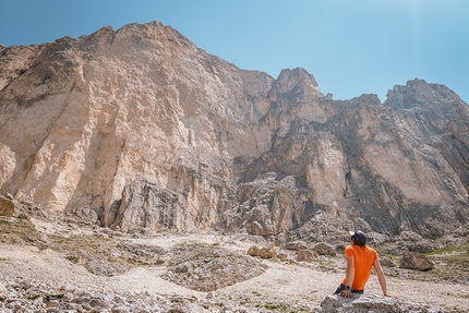 Jonas Hainz, free solo, Moulin Rouge, Roda de Vael, Catinaccio, Dolomiti - Jonas Hainz sotto la Roda de Vael (2806m) Catinaccio, Dolomiti il 20/06/2022, prima delle free solo di Moulin Rouge