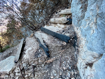 Nago, Arco, Segrom - La falesia di Nago, ufficialmente Falesia del Segrom, colpita dal vasto incendio del luglio 2022 che ha interessato le pendici del Monte Altissimo.