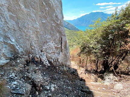 Nago, Arco, Segrom - La falesia di Nago, ufficialmente Falesia del Segrom, colpita dal vasto incendio del luglio 2022 che ha interessato le pendici del Monte Altissimo.