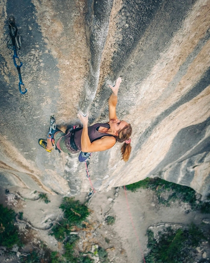 Solène Amoros sends her first 8c+, La flûte en chantier at La Ramirole, Verdon