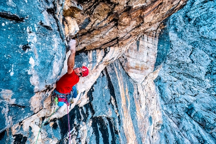 Ajdovska deklica, Prisojnik, Slovenia, Ragazza pagana, Luka Lindič, Ines Papert  - Luka Lindič durante la prima salita di Invisible Transformation su Ajdovska deklica (Ragazza pagana), Monte Prisojnik, Slovenia