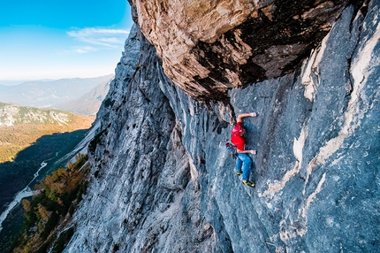 Ajdovska deklica, Prisojnik, Slovenia, Ragazza pagana, Luka Lindič, Ines Papert  - Luka Lindič durante la prima salita di Invisible Transformation su Ajdovska deklica (Ragazza pagana), Monte Prisojnik, Slovenia