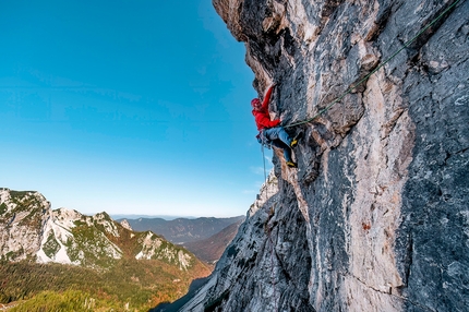 Ajdovska deklica, Prisojnik, Slovenia, Ragazza pagana, Luka Lindič, Ines Papert  - Luka Lindič durante la prima salita di Invisible Transformation su Ajdovska deklica (Ragazza pagana), Monte Prisojnik, Slovenia