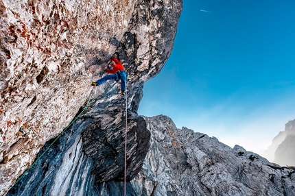 Ajdovska deklica, Prisojnik, Slovenia, Ragazza pagana, Luka Lindič, Ines Papert  - Luka Lindič durante la prima salita di Invisible Transformation su Ajdovska deklica (Ragazza pagana), Monte Prisojnik, Slovenia