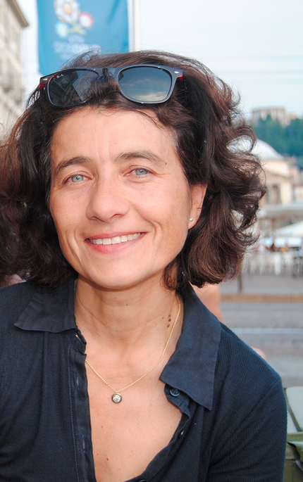 Linda Cottino - Linda Cottino, giornalista professionista con studi storici, è stata educata alla montagna, che tuttora vive, correndo, scalando, in sci. E scrivendo. Dopo la formazione nel giornalismo sociale e in editoria, ha diretto la rivista Alp. Ha poi contribuito al mensile inMovimento del quotidiano il Manifesto e oggi cura la rubrica dei libri per la rivista del Cai Montagne360. Ha pubblicato Qui Elja, mi sentite? e Nina devi tornare al Viso e continua il suo impegno nel fare memoria delle donne in alpinismo.