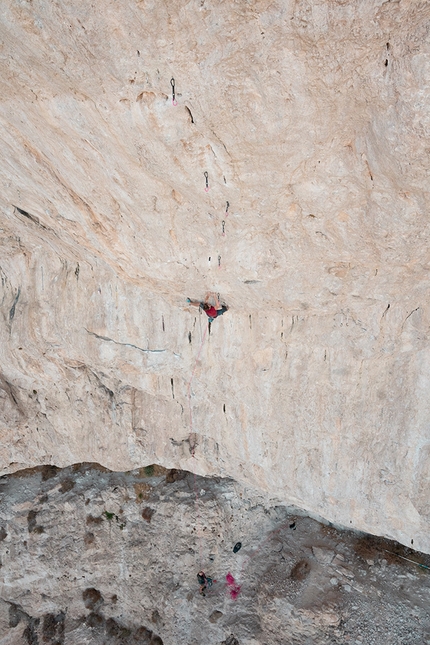 Seb Bouin su Suprême Jumbo Love (9b+) a Clark Mountain, USA