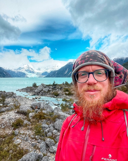 Lago Leones, Patagonia, Cile, Nicolò Guarrera - Nicolò Guarrera al Lago Leones, Patagonia, Cile. Partito il 9 agosto 2020 da Malo (Vicenza) per completare un giro del mondo a piedi, finora il 28enne ha percorso 13000km.