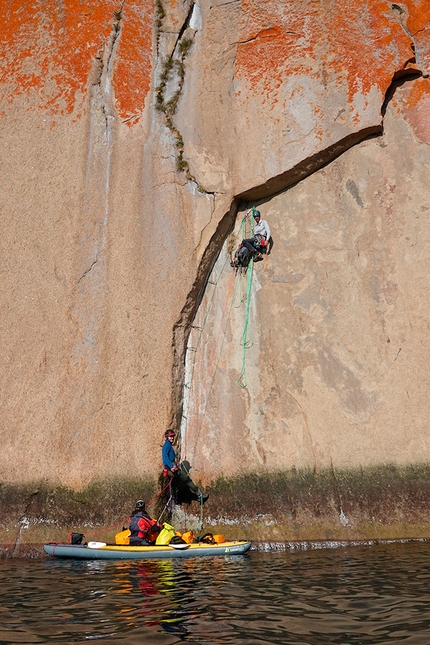 Arrampicata in Groenlandia, Jacob Cook, Bronwyn Hodgins, Jaron Pham, Zack Goldberg-Poch, Angela Vanwiemeersch, Kelsey Watts  - Arrampicata in Groenlandia: aprendo il primo tiro direttamente dai kayak