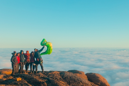 Arrampicata in Groenlandia, Jacob Cook, Bronwyn Hodgins, Jaron Pham, Zack Goldberg-Poch, Angela Vanwiemeersch, Kelsey Watts  - Durante una spedizione durata 65 giorni nell'estate 2022 Jacob Cook, Bronwyn Hodgins, Jaron Pham, Zack Goldberg-Poch, Angela Vanwiemeersch e Kelsey Watts hanno esplorato la costa nord-ovest della Groenlandia dove hanno ripetuto ed aperto una serie di nuove vie big wall.