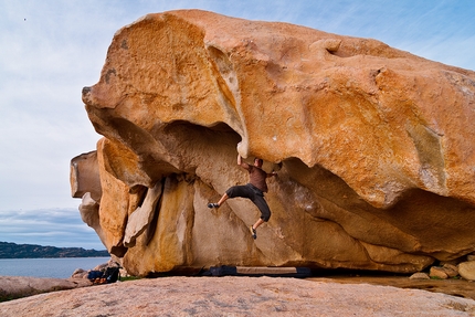 Sardegna Boulder - Michele Caminati lotta con Il dinosauro di Gomma, Isola Maddalena, Sardegna