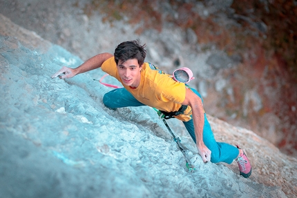 Andrea Milani, Absinthium, Capanna Bill, Passo Fedaia, Marmolada, Dolomiti - Andrea Milani libera Absinthium 9a alla Capanna Bill (Passo Fedaia, Marmolada, Dolomiti)