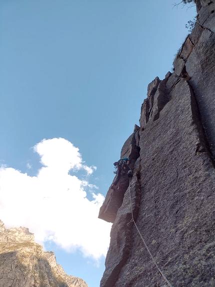 Via dell’Addio, Parete dei Titani, Vallone di Sea, Luca Enrico - Luca Enrico in apertura sulla variante di L4 della Via dell’Addio, Parete dei Titani, Vallone di Sea