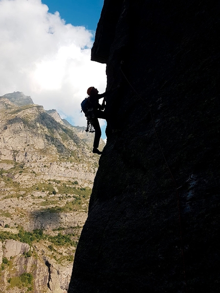 Via dell’Addio, Parete dei Titani, Vallone di Sea, Luca Enrico - Silhouette su L4 della Via dell’Addio, Parete dei Titani, Vallone di Sea