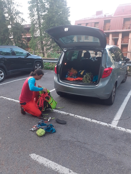 Via dei Nonni, Zucco Barbisino, Ivo Ferrari, Flavio Leoni - Preparativi per la Via dei Nonni, parete nord dello Zucco Barbisino (Ivo Ferrari, Flavio Leoni 12/06/2021)