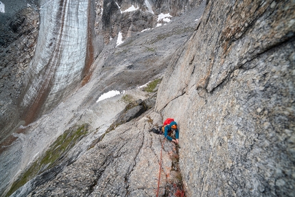 Vampire Spires, Canada, Sebastian Pelletti, Michael Pedreros, Hernan Rodriguez Salas, Pato Diaz - Hernan Rodriguez Salas climbing Flow Latino, Mount Dracula South Face, Vampire Spires, Canada (Sebastian Pelletti, Michael Pedreros, Hernan Rodriguez Salas, Pato Diaz 08/2022)