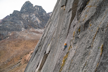 Vampire Spires, Canada, Sebastian Pelletti, Michael Pedreros, Hernan Rodriguez Salas, Pato Diaz - Michael Pedreros sul primo tiro di Pluma de condor, Tail Feather Ridge, Vampire Spires, Canada (Sebastian Pelletti, Michael Pedreros, Hernan Rodriguez Salas, Pato Diaz 08/2022)