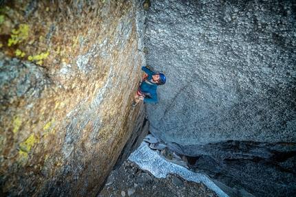 Vampire Spires, Canada, Sebastian Pelletti, Michael Pedreros, Hernan Rodriguez Salas, Pato Diaz - Sebastian Pelletti sul secondo tiro di Pluma de condor, Tail Feather Ridge, Vampire Spires, Canada (Sebastian Pelletti, Michael Pedreros, Hernan Rodriguez Salas, Pato Diaz 08/2022)