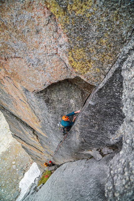 Vampire Spires, Canada, Sebastian Pelletti, Michael Pedreros, Hernan Rodriguez Salas, Pato Diaz - Hernan Rodriguez Salas sul terzo tiro di Pluma de condor, Tail Feather Ridge, Vampire Spires, Canada (Sebastian Pelletti, Michael Pedreros, Hernan Rodriguez Salas, Pato Diaz 08/2022)