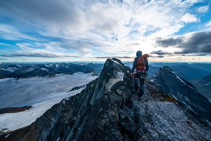 Vampire Spires, Canada, Sebastian Pelletti, Michael Pedreros, Hernan Rodriguez Salas, Pato Diaz - Sebastian Pelletti on the summit ridge of Dawn Mist Mountain, Vampire Spires, Canada (Sebastian Pelletti, Michael Pedreros, Hernan Rodriguez Salas, Pato Diaz 08/2022)