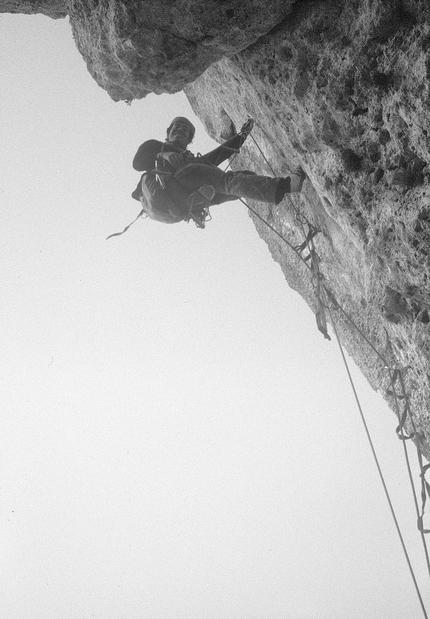 Superpanza, Finale Ligure, Alessandro Grillo, Vittorio Simonetti - Vittorio Simonetti in apertura sul secondo tiro della Via Superpanza a Finale nel 1975