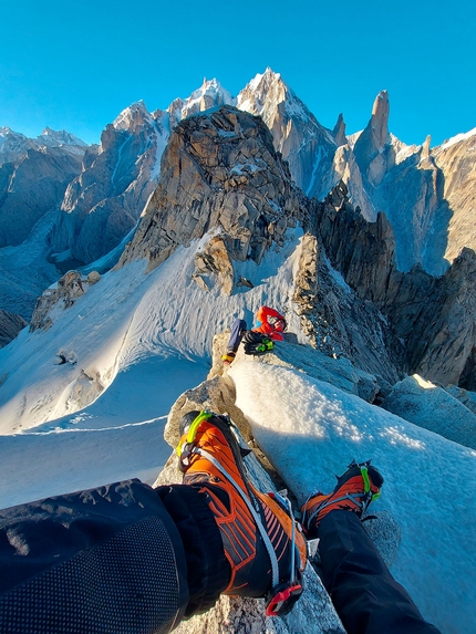 Uli Biaho Spire, Trango Towers, Alessandro Baù, Leonardo Gheza, Francesco Ratti - Uli Biaho Spire (Trango, Pakistan):  Relax alla base della parete dopo il primo tentativo.