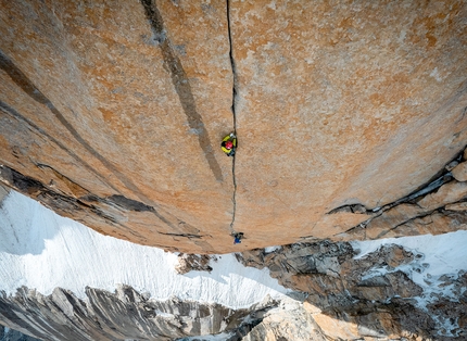 Uli Biaho Spire, Trango Towers, Alessandro Baù, Leonardo Gheza, Francesco Ratti - Trango Tower, Eternal Flame. Alessandro Baù sui primi tiri dalla Sun Terrace