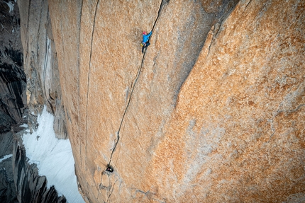 Uli Biaho Spire, Trango Towers, Alessandro Baù, Leonardo Gheza, Francesco Ratti - Trango Tower, Eternal Flame. Leonardo Gheza sui primi tiri dalla Sun Terrace