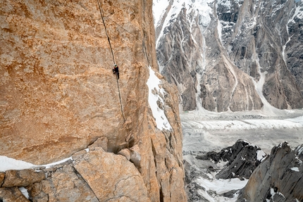 Uli Biaho Spire, Trango Towers, Alessandro Baù, Leonardo Gheza, Francesco Ratti - Trango Tower, Eternal Flame. Francesco Ratti sopra la Snow Ledge