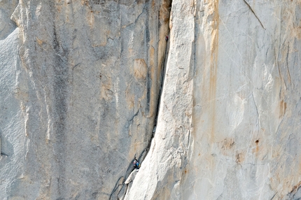 Uli Biaho Spire, Trango Towers, Alessandro Baù, Leonardo Gheza, Francesco Ratti - Uli Biaho Spire (Trango, Pakistan): Refrigerator Offwidth – Alessandro Baù sui primi tiri del diedro