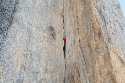 Uli Biaho Spire, Trango Towers, Alessandro Baù, Leonardo Gheza, Francesco Ratti - Uli Biaho Spire (Trango, Pakistan): Refrigerator Offwidth – Alessandro Baù tra offwidth, ghiaccio e freddo