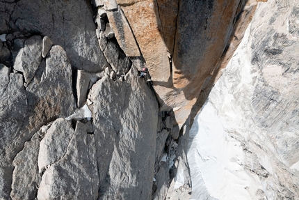 Uli Biaho Spire, Trango Towers, Alessandro Baù, Leonardo Gheza, Francesco Ratti - Uli Biaho Spire (Trango, Pakistan): Refrigerator Offwidth – Leonardo Gheza sulla ultima offwidth. 