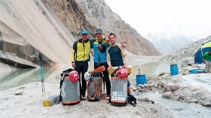 Uli Biaho Spire, Trango Towers, Alessandro Baù, Leonardo Gheza, Francesco Ratti - Uli Biaho Spire (Trango, Pakistan): Alessandro Baù, Francesco Ratti e Leonardo Gheza al ritorno dal tentativo su Eternal Flame