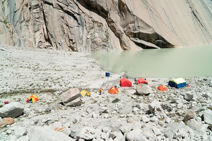 Uli Biaho Spire, Trango Towers, Alessandro Baù, Leonardo Gheza, Francesco Ratti - Uli Biaho Spire (Trango, Pakistan): il campo base delle Torri di Trango.