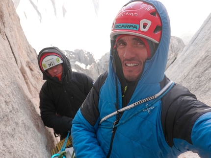 Uli Biaho Spire, Trango Towers, Alessandro Baù, Leonardo Gheza, Francesco Ratti - Uli Biaho Spire (Trango, Pakistan): Refrigerator Offwidth. Alessandro Baù e Francesco Ratti, sofferenza da freddo nel diedro.