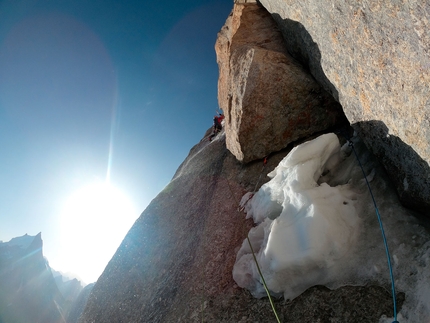 Uli Biaho Spire, Trango Towers, Alessandro Baù, Leonardo Gheza, Francesco Ratti - Uli Biaho Spire (Trango, Pakistan): Refrigerator Offwidth – secondo giorno, Alessandro Baù sui tiri di misto. 