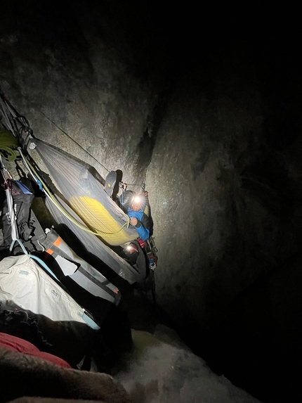 Uli Biaho Spire, Trango Towers, Alessandro Baù, Leonardo Gheza, Francesco Ratti - Uli Biaho Spire (Trango, Pakistan): Refrigerator Offwidth – Amache a castello. 