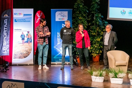 Beat Kammerlander - Mese Montagna di Vezzano: il Sindaco del Comune di Vallelaghi Lorenzo Miori, Mauro Toniolatti dell'organizzazione Mese Montagna ed Ester Pisetta, insieme a Luca Calvi