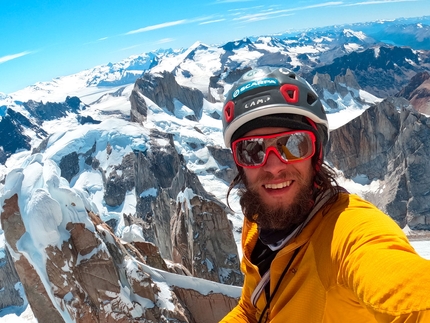 Matteo De Zaiacomo - Matteo De Zaiacomo sulla nord del Cerro Torre. Alle sue spalle la Torre Egger, il 27/01/2022